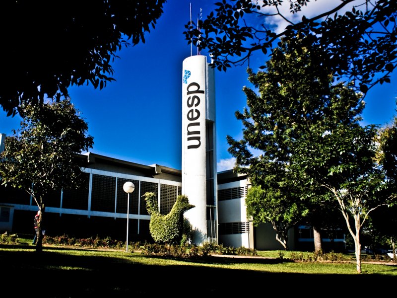 UNESP Marília campus prédio principal da universidade com área verde e céu azul