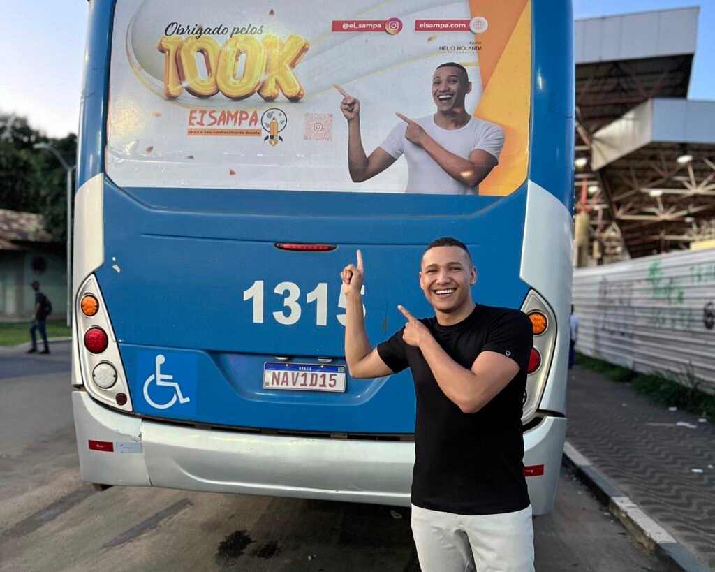 Influenciador Marcos Sampaio @ei_sampa comemorando 100 mil seguidores em Boa Vista Roraima no terminal de Ônibus.